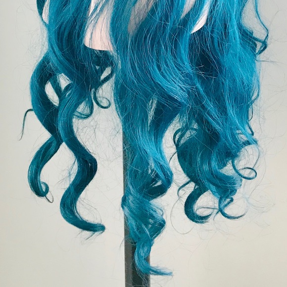 Very Pretty “Put On & Go” Ombre Teal Premium Fiber Wig for Events. - Picture 7 of 9